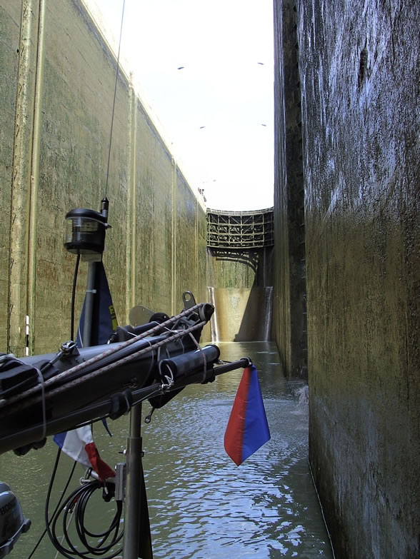 At K190, ECLUSE DE BOLLENE, max. fall 23m, during the locking process, the upstream gate